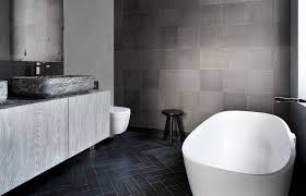 Ristrutturare il bagno, sembrerà strano, ma è una cosa complessa da fare, perché tutte le attività di ristrutturazione sono concentrate in pochi metri e devono essere eseguite in breve tempo. Rivestimenti In Resina Per Pareti E Pavimenti Consigli Opinioni Pro E Contro