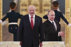 De lichaamstaal van de presidenten was met de lening laat poetin zien dat hij bereid is om loekasjenko overeind te houden, ondanks. Russian President Vladimir Putin May Seem Invincible But The Descent Of Belarusian Leader Aleksandr Lukashenko Is A Warning