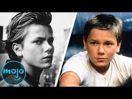 Phoenix grew up in an itinerant family, as older brother of rain phoenix, joaquin phoenix, liberty phoenix, and summer phoenix.he had no formal schooling, but showed an instinctive talent for the guitar. Wn River Phoenix