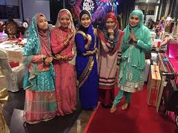 Baju dhoti kurta ini biasanya digayakan bersama gaun kembang ataupun dengan menggunakan warna kelabu sebagai warna tema, gandingan baju melayu moden yang dihiaskan bersma aksesori tambahan dan gaun. Wah Ibu Mengandung Pun Sewa Baju Bollywood Muslimah Facebook