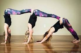 Afbeeldingsresultaat Voor Yoga Challenge 3 People Yoga De Dos Posturas De Yoga Para Principiantes Yoga En Parejas