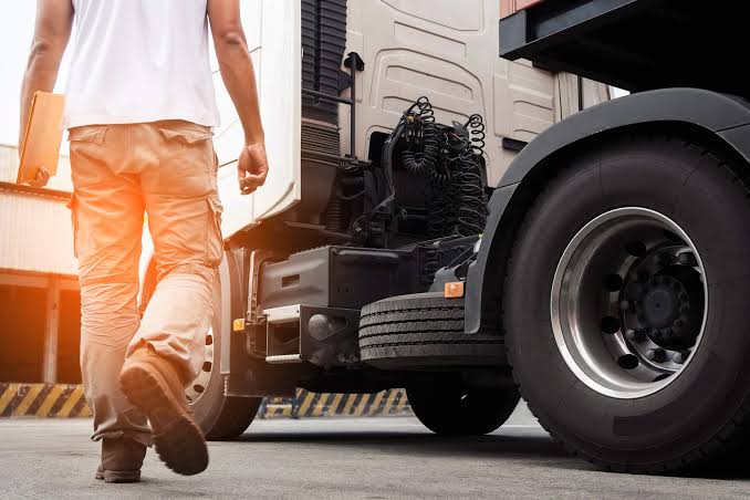 How Truck Drivers Can Stay Safe on the Long Haul