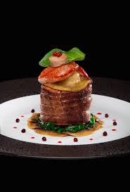 Filet De Bœuf Black Angus Raviole De Homard Bleu Son Beurre D Algues Au Sel De Guerande Sauce Bordelaise Food Desserts Cake
