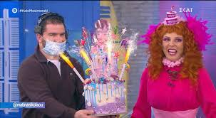 Η συνεργάτιδα του νίκου μουτσινά στην εκπομπή «καλό μεσημεράκι» θέλησε να μας δώσει μια γεύση από τις διακοπές της. Kalo Meshmeraki H Apisteyth Toyrta Poy Etoimasan Sth Bania Gia Ta Gene8lia Ths Znews