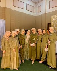 Jual baju kondangan couple, sarimbit, baju batik, baju kondangan, batik pria, batik. 20 Inspirasi Baju Bridesmaid Muslimah Yang Modis Dan Elegan Updated 2021 Bukareview