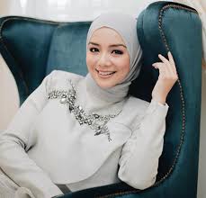 Detik bersejarah pasangan itu disaksikan oleh keluarga tercinta, kenalan rapat dan rakan media di sime darby menurut mira filzah, dia jatuh cinta dengan wan emir kerana karakternya yang sangat kuat. Mira Filza Buka Tudung Tumblr