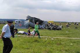 Jun 19, 2021 · при развороте самолет, задев крону деревьев крылом, упал на землю. Sledstvennyj Komitet Raskryl Podrobnosti Padeniya Samoleta V Kuzbasse Rossijskaya Gazeta