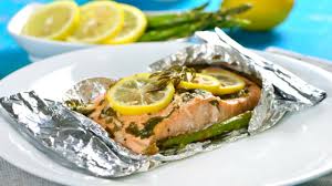 Mucho se habla de lo bien que te hace este tipo de pescado, por eso, hoy hemos decidido explicarte cuáles son los 15 beneficios de comer salmón para tu salud, nutrición y por qué no, belleza. Salmon Empapelado Con Esparragos Como Cocinar Salmon Saludable Youtube