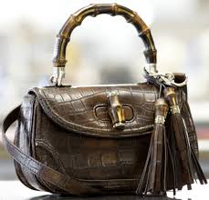 La forme du sac gucci bamboo évolue avec le temps mais l'anse bambou reste, emblème de cette icône de la maison gucci. L Intemporel Sac Bamboo De Gucci Stiletto