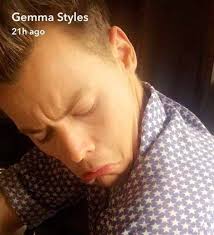 Il cantante, noto tanto per il suo invidiabile guardaroba di camicie aloha . Harry Styles Ecco Perche L Artista Si E Tagliato I Capelli