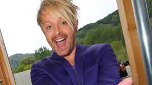 Better known by his stage name ross antony, is a british musical actor, singer, television entertainer and presenter in germany. Ross Antony Performt Zu Bro Sis Song In Death Metal Version Promiflash De