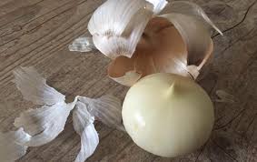 Senyawa allicin yang baru saja keluar melalui kunyahan bawang putih memicu efek panas terbakar di mulut anda. 15 Manfaat Dan Khasiat Bawang Putih Tunggal Tokopedia Blog
