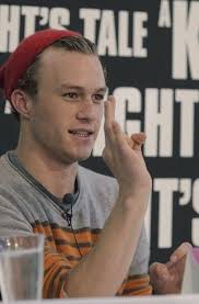 Heath Ledger 21 Years Old Was In Sydney For Press Conference Promoting His Latest Movie A Knight S Tale At The Hyde Park Bar Heath Ledger Heath Legder Heath