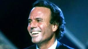 Julio Iglesias presenta demanda contra la vicepresidenta segunda de España