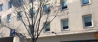 Non A La Fermeture De L Hotel Formule 1 De La Porte De Montreuil Requisition Hebergement Stable Jusqu Au Relogement Des Familles Sans Domicile Droit Au Logement