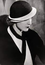 Vintage Everyday Portrait Of Women From The 1920s And 1930s Taken By A Jewish Female Photographer Womensfastfa Vintage Headpiece Fashion Female Photographers