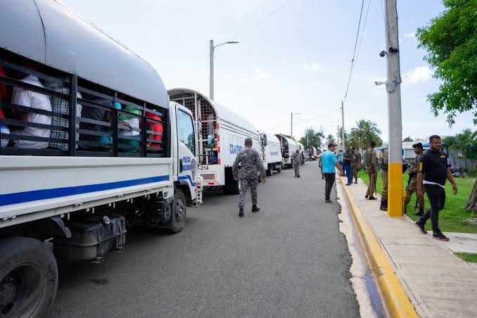 Migración busca 5 de los haitianos que Abinader le prohibió entrada a RD