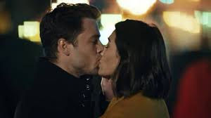 Aybüke Pusat Derin Bacak Dekoltesiyle Şov Yaptı