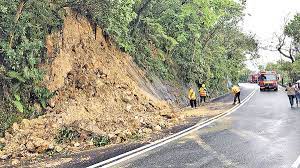 由於山泥傾瀉, 中途要下車步行一段500米山路轉乘另一輛列車 (donnycc, jul 2009). ååèæ°æ¿åææå¨é²å±±æ³¥å¾ç æ´å ± æ¸¯è æ°èé ­æ¢ D190425