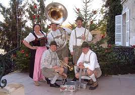 Il est sans manche et son imprimé est un cadrillage de couleur bleu roi. Orchestre Bavarois Pour Fete De La Biere D Octobre A Noel Allemagne Groupe Folklorique Spectacle Musical Animation World Music Fanfare Orchestre Concert Musiques Du Monde Pour Fete De Ville Soiree Ou Evenementiel