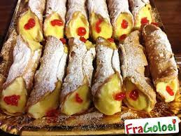 Disponiamo tutti i cannoli su una teglia coperta con carta forno. Cannoli Mignon Con Crema Al Limone Ricetta Di Fragolosi