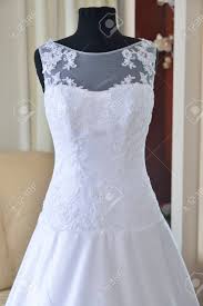 Check spelling or type a new query. Minimalistischen Weissen Brautkleid Mit Stickerei Lizenzfreie Fotos Bilder Und Stock Fotografie Image 48179603