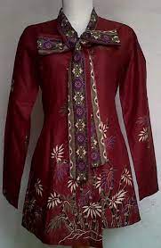 Perkembangan dalam model berbusana dewasa ini semakin kompleks dimana salah satunya adalah model baju batik wanita dengan berbagai desain yang menarik dan elegan dan tentu saja bisa anda jadikan sebagai kostum dalam keseharian anda, baik dalam bekerja, menghadiri pesta dan ke kantor. Model Baju Batik Kerja Guru Radea