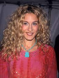 And when i was growing up, if you asked me what i wanted to be i would have to answer you with a 'i would like to be as beautiful as sarah jessica parker'. Cheveux Boucles Et Frises 30 People A Copier Curly Hair Styles Carrie Bradshaw Hair Curly Hair Styles Naturally