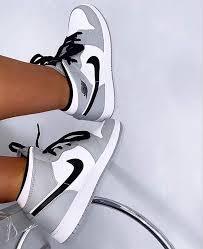 Zapatilla Jordan Air 1 Mid Light Smoke Grey Black White Air Jordan 1 Mid Light Smoke Grey 554724 092 In 2020 Jordan Shoes Girls Nike Shoes Jordans Nike Air Shoes