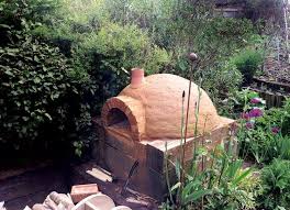 • savoir construire un four en terre crue d'un diamètre intérieur 90cm • savoir préparer le chantier, choisir les matériaux • acquérir des outils et techniques pour être capable de construire sur son exploitation et/ou lieu. Four A Pizza Exterieur A Construire Soi Meme