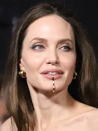 Se billederne: Angelina Jolie vækker opsigt med vildt smykke til premiere