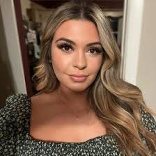 Ariana Abraham's Instagram, Twitter & Facebook