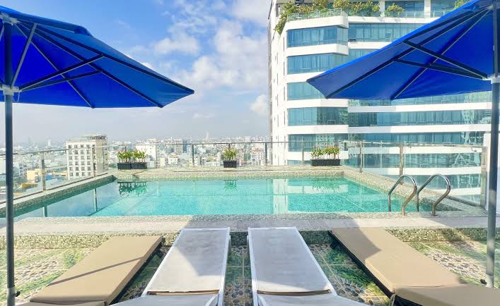 Hồ bơi sân thượng Palazzo 2 Hotel – không gian thư giãn thoáng đãng giữa khu vực biển Mỹ Khê.