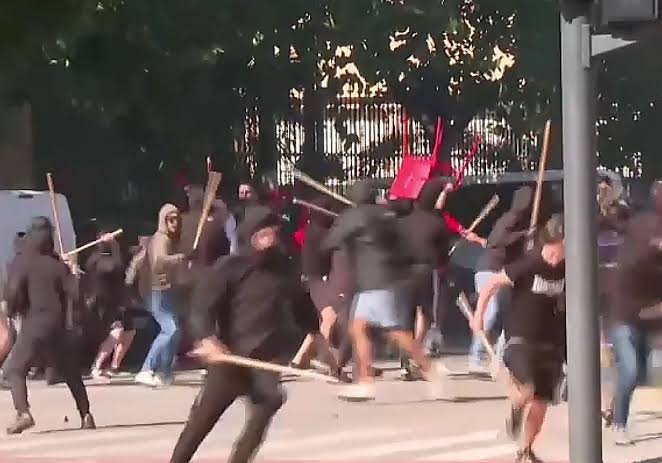 Botellazos y sillazos en una pelea entre ultras del Levante y del Sevilla | El Correo