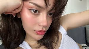 Từ "berry blush" đến "sunburnt blush", đâu là xu hướng má hồng đang càn  quét mùa hè này?