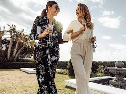 Sie können sich entspannen und zusammen mit dem brautpaar, den freunden und der familie den abend ausklingen lassen. Im Jumpsuit Zur Hochzeit Die 7 Schonsten Modelle Stylingtipps