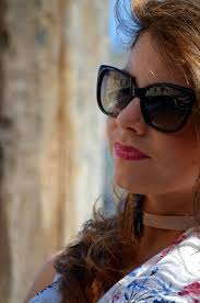 Chica Joven Con La Camisa Azul De La Falda Y De La Flor Foto de archivo