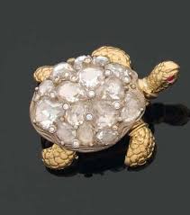Wolfers Annees 1960 Rare Broche En Forme De Tortue Formant Boite A Pilules Elle Est Richement Pavee De Diamants Tailles En Rose De Form Tortue Bijoux Broche