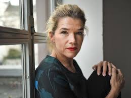Anke engelke ist seit langem auch mit ernsten rollen unterwegs und gibt hier eine beeindruckend uneitle vorstellung der letzten dinge. Verantwortung Ubernehmen Anke Engelke Nicht Alles Der Politik Uberlassen