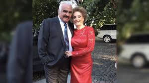 Yo no iba a andar detrás de él”, la esposa de Vicente Fernández rompe el  silencio sobre supuestas infidelidades del cantante - Semana