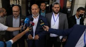 التقى رئيس المخابرات العامة المصرية عباس كامل، مع مسؤولين من حركة حماس في غزة لأجل التوافق على تثبيت إطلاق النار وإعمار القطاع، لكن الحركة ترفض ربط ملف تبادل الأسرى بالإعمار، وهو ما تطالب به إٍسرائيل. Bs Abqbo X48em