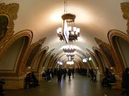 The moscow metro could almost be called an underground city with its own rules, rhythms and landmarks. Moscova O Opera De Arta Metroul Moscovit