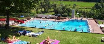 Das Lahaater Schwimmbad Im Sommer Voll Belegt Schwimmbader Sommer