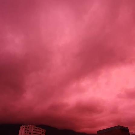 Varios usuarios en redes sociales han compartido imágenes de un inusual  atardecer rojo en Caracas. Consultando a la Inteligencia Artificial sobre  este fenómeno explica: “El impresionante cielo rojo que se vio este