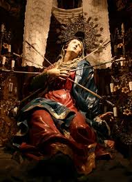 Resultado de imagen de La Virgen es la Reina de los Mártires, no lo olvides.      Vio morir en la Cruz a su Hijo.