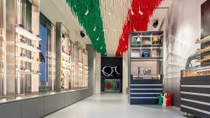 He is the brother of john elkann, who is widely expected to become the head of the fiat group. Milano A Brera Inaugura Il Negozio Di Lapo Elkann