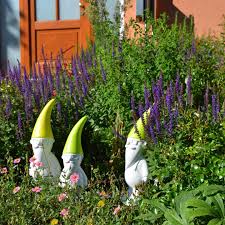 Johnny Und Die Jungs Machen Sich Ein Schones Wochenende Im Garten Also Sonnenbrille Auf Ab Ins Grune Und Habt Spass Johnny Mit Mut In 2020 Plants Decor Home Decor