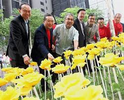 Leong's elder sister, yuet mei, is an executive director at the company. Starproperty