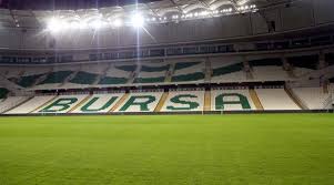 Bursaspor stadı'nda yaşanan olay tahmini olarak 6 ay öncesine dayanıyor… yeşil beyazlıların stadına dadanan hırsızlar kuzey kale arkası tarafında kapı kilitlerini keski ile kesip çatıda bulunan timsah. Bursaspor Un Yeni Stadi Timsah Arena Kapilarini Aciyor