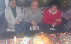 باسم سمرة في البداية قد روى تفاصيل ما حدث وقال إنه كان يجمعه أحد الأعمال الفنية مع رحاب الجمل، وكان من المفترض أن تسافر قبل يوم 14 يناير الجاري وتريد إنهاء تصوير مشاهدها بالفيلم قبل هذا الموعد، إلا أنه بسبب التزامه بأعمال أخرى. Ø¥Ø³Ø¯Ø§Ù„ Ø§Ù„Ø³ØªØ§Ø± Ø¹Ù„Ù‰ Ù…Ø´ÙƒÙ„Ø© Ø±Ø­Ø§Ø¨ Ø§Ù„Ø¬Ù…Ù„ ÙˆØ¨Ø§Ø³Ù… Ø³Ù…Ø±Ø©